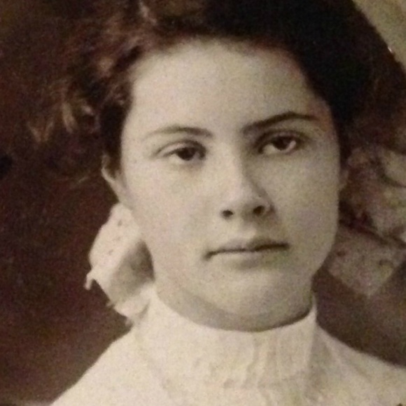 Meet your Posher, Erika - Picture 1 of 6